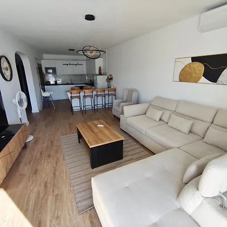 Dos Aveiros, Renovated And Cosy One-bedroom Flat - *