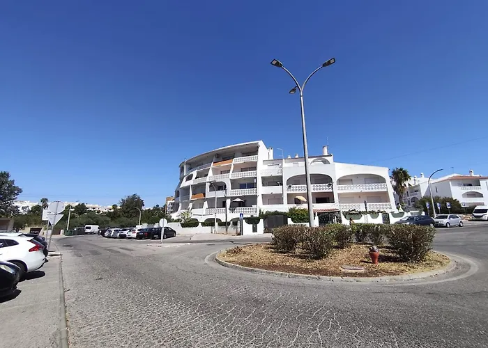 Dos Aveiros, Renovated And Cosy One-bedroom Flat - شقة البوفيرا