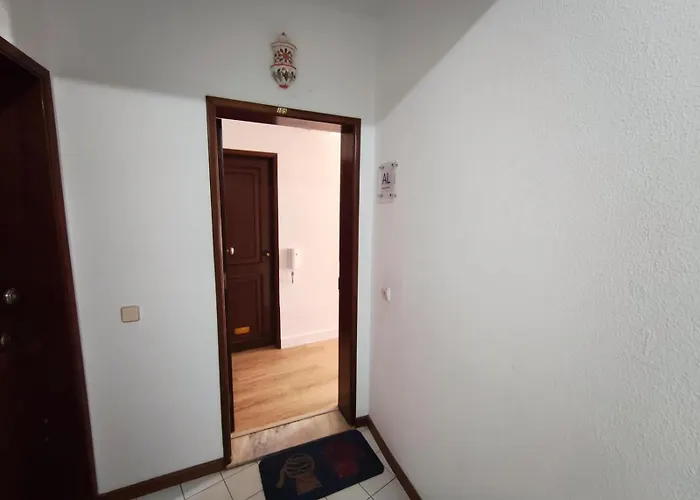 Dos Aveiros, Renovated And Cosy One-bedroom Flat - شقة البوفيرا