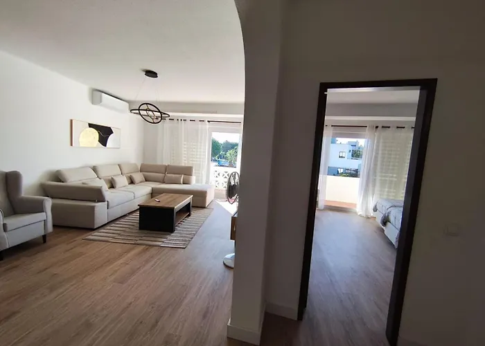 Dos Aveiros, Renovated And Cosy One-bedroom Flat - * البوفيرا