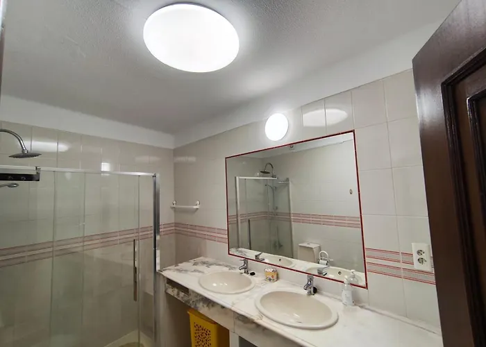 Dos Aveiros, Renovated And Cosy One-bedroom Flat - *